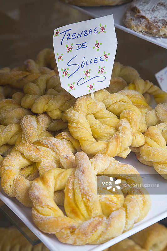 马略卡岛面包店橱窗里的传统甜点图片素材