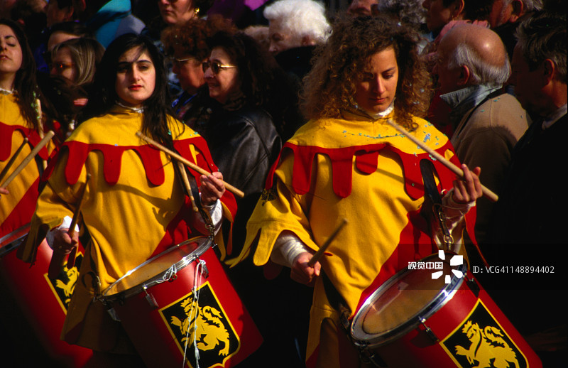 穿着服装在街上为柠檬节游行的鼓手图片素材