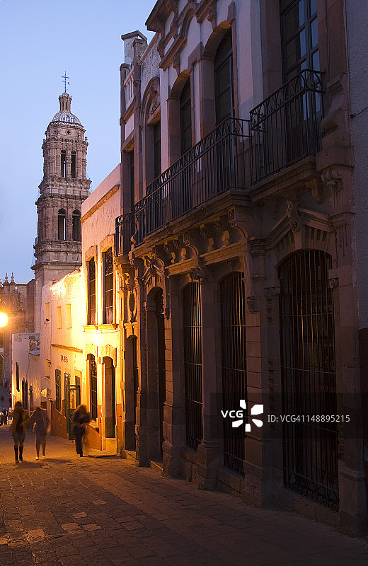 从狭窄街道看到的市中心大教堂塔楼图片素材