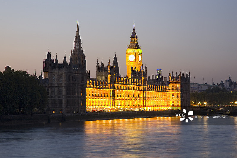 从兰贝斯桥附近的泰晤士河南岸看到的议会大厦图片素材