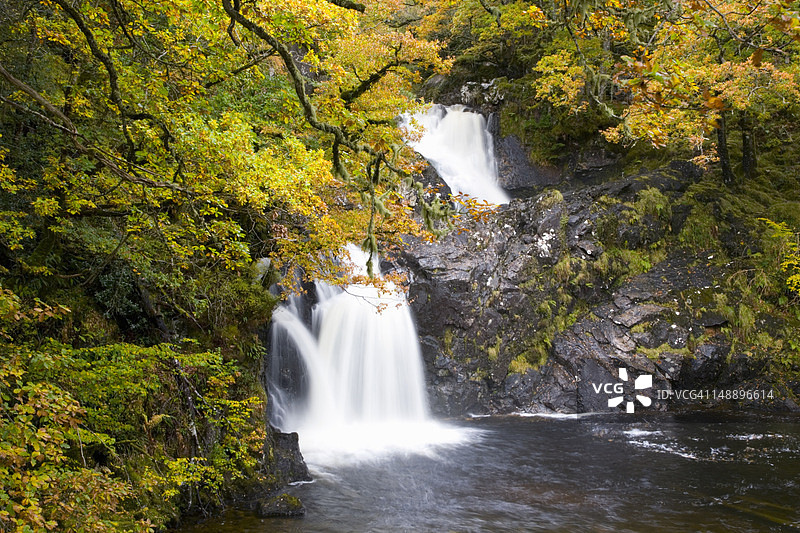 秋季，阿凯格湖畔的伊斯恰-艾格瀑布和女巫池图片素材