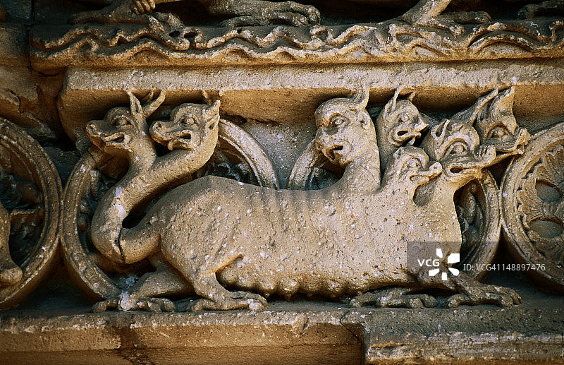 圣皮埃尔教堂（1125年）上的雕刻石门楣细节图片素材