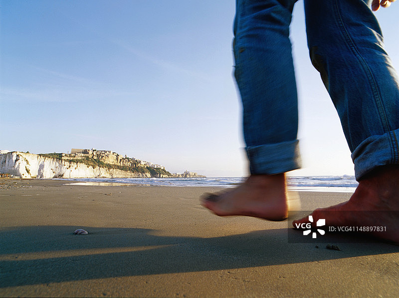 在设防城镇附近海滩上的人图片素材