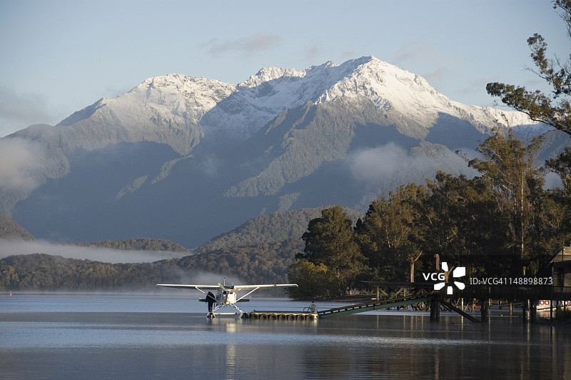 蒂阿瑙湖与水上飞机图片素材