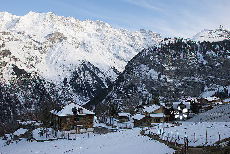吉梅尔瓦尔德村庄后的雪山图片素材