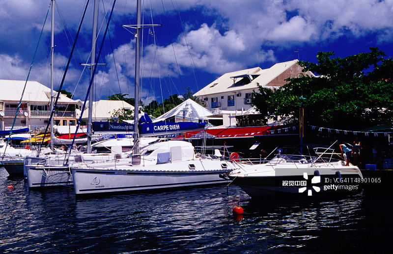 停泊在皇家码头的摩托艇和游艇图片素材