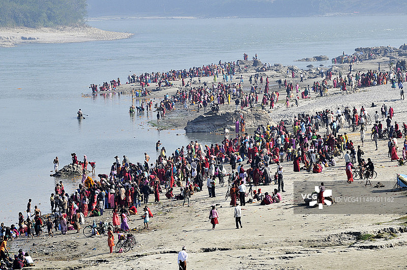 人们聚集在纳拉扬加特河中沐浴图片素材