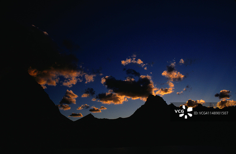 斯威夫特克伦特湖的阴影与格林内尔点的日落图片素材