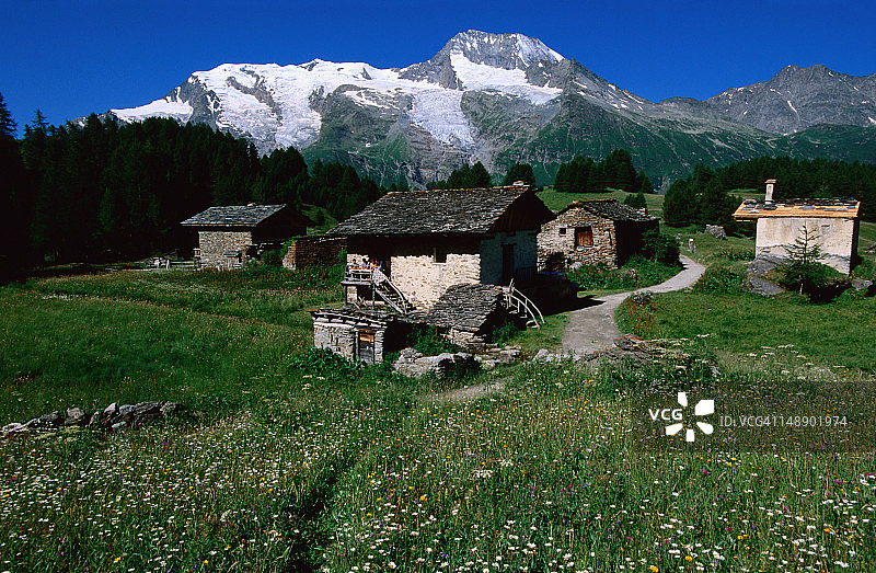 背景是群山的博福坦农舍图片素材