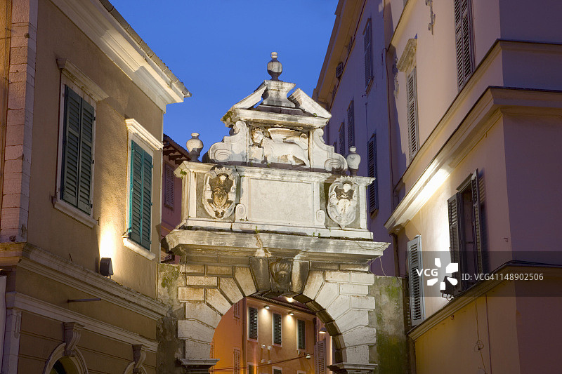 暮色下的巴尔比拱门图片素材