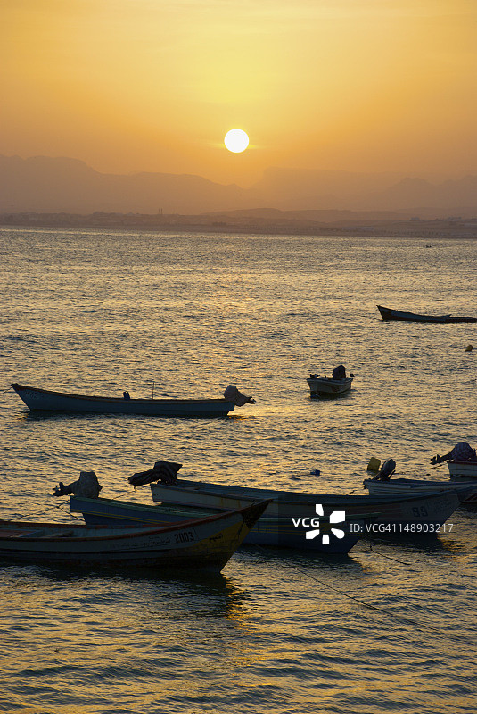 亚丁湾日落时分的船只图片素材