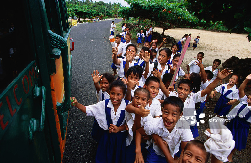 小学生在马拉埃拉附近迎接生态旅游巴士图片素材