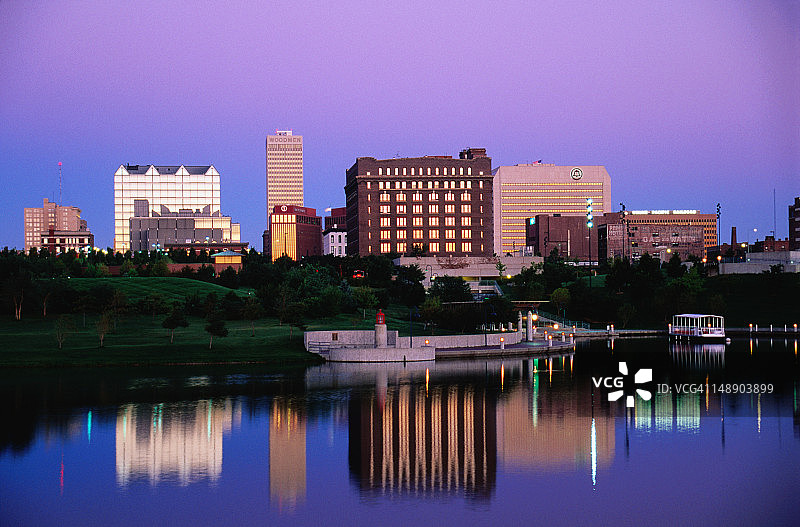 城市建筑在黄昏时分倒映在水中图片素材