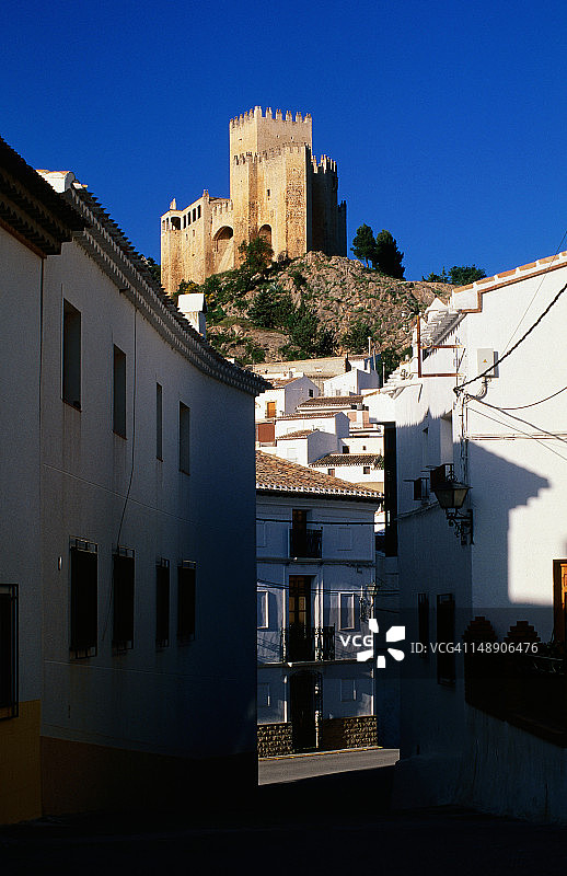 乡村街道和法哈多城堡山景图片素材