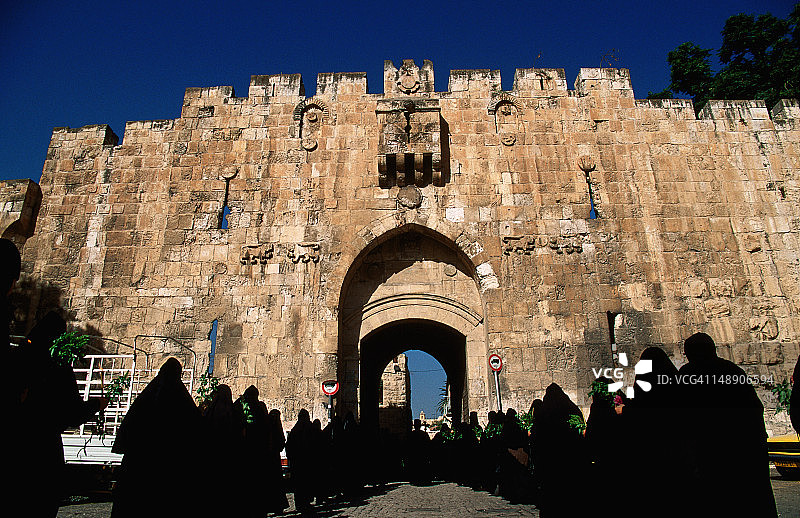希腊正教圣母升天日游行队伍进入狮子门图片素材