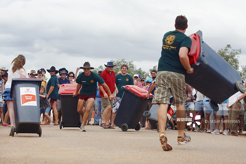 在伯兹维尔酒店外主街上的轮式垃圾箱比赛图片素材