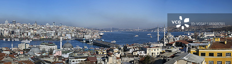 从苏莱曼尼耶清真寺屋顶看到的金角湾和博斯普鲁斯海峡全景，埃米诺努图片素材