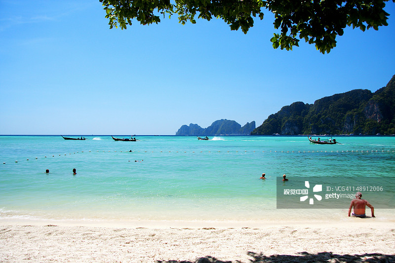 前景长尾船与通赛湾图片素材