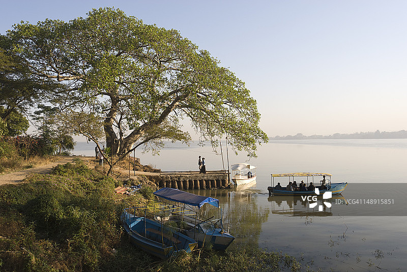 塔纳湖的船只和小码头景观图片素材