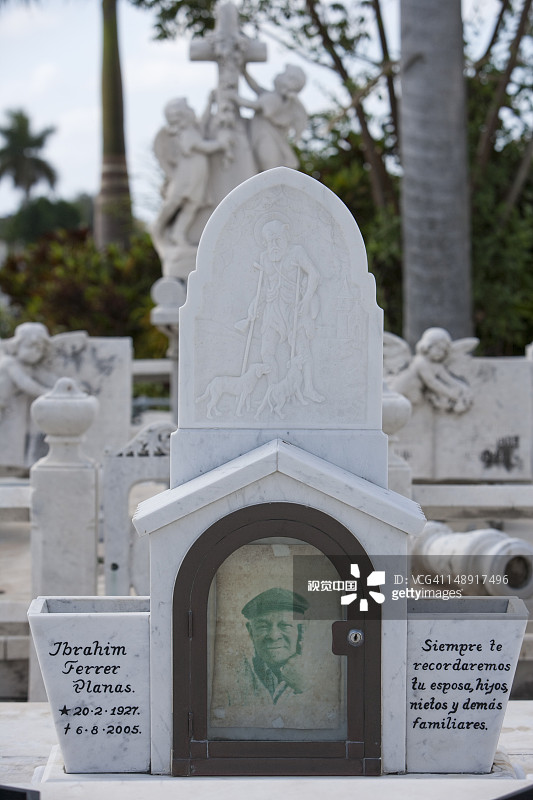 布埃纳维斯塔社交俱乐部音乐家易卜拉欣·费勒·普拉纳斯墓，克里斯托瓦尔·科隆公墓图片素材