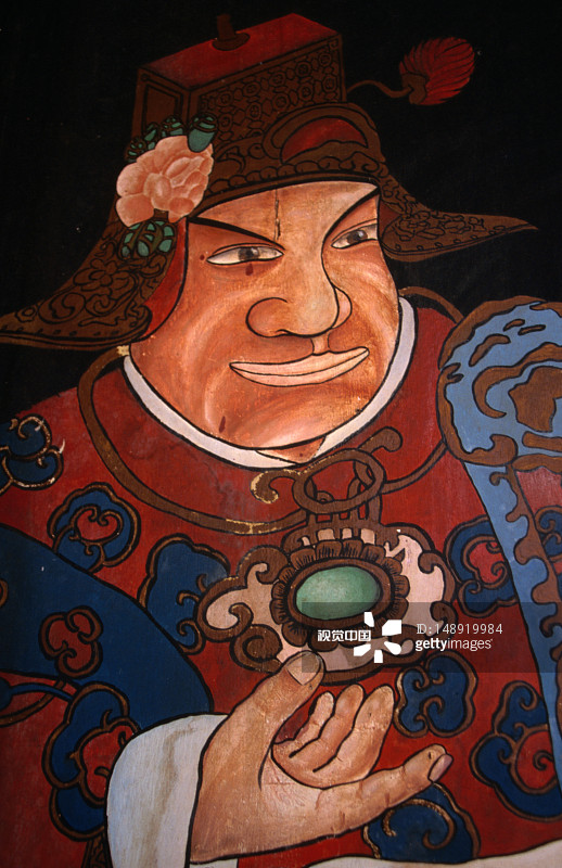 新加坡唐人街天福宫寺庙大门上的寺庙守护神绘画，又名幸福天寺，是新加坡最绚丽的寺庙之一图片素材