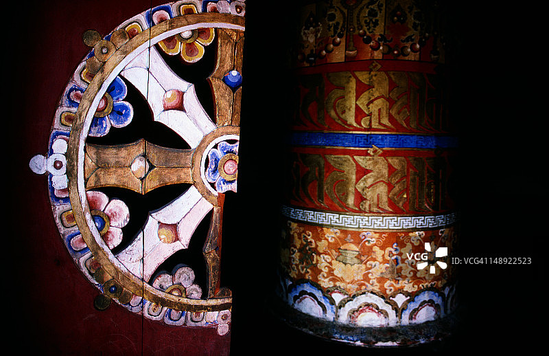 不丹本塘贾卡宗的祈祷轮和门细节图片素材