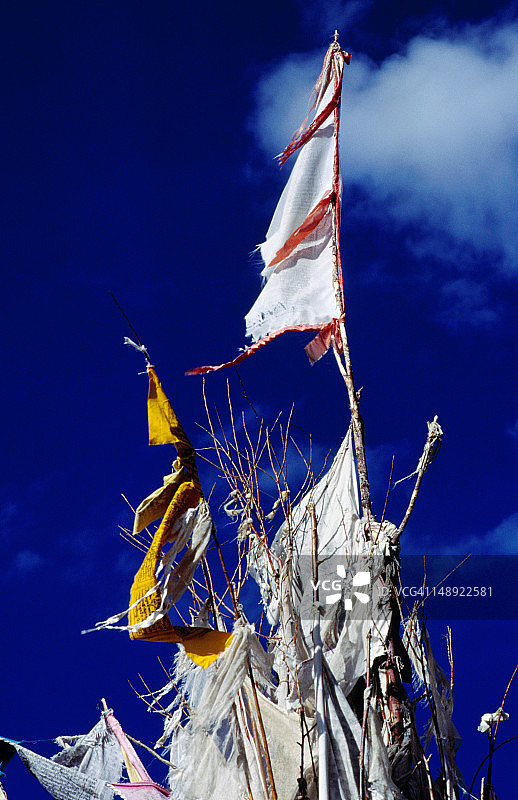 扎什伦布寺朝圣线路上的风化祈祷旗图片素材