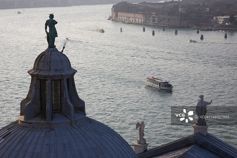 从圣乔治马焦雷教堂钟楼俯瞰朱代卡运河图片素材