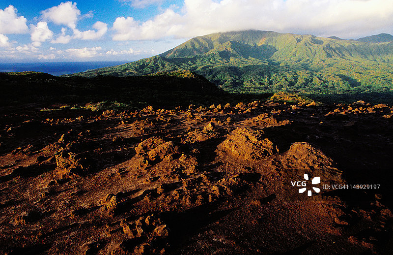 亚苏尔火山上坡的熔岩平原图片素材