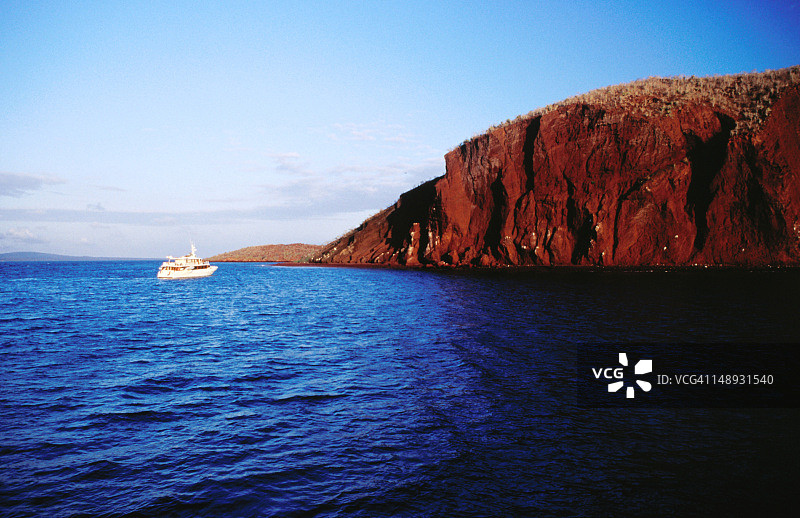 停泊在拉比达海滩附近的船图片素材