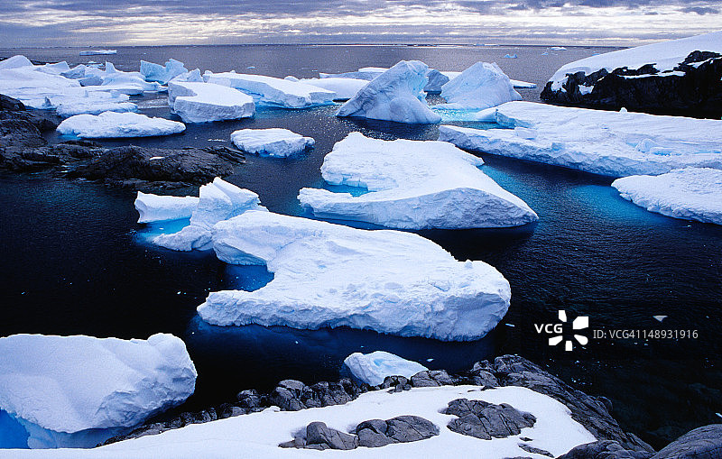 威廉群岛彼得曼岛海湾的冰山图片素材