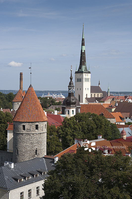从托姆比亚山俯瞰带有教堂和塔楼的城市图片素材