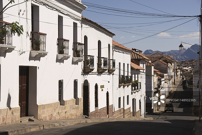 坡道上的传统建筑外墙街道图片素材