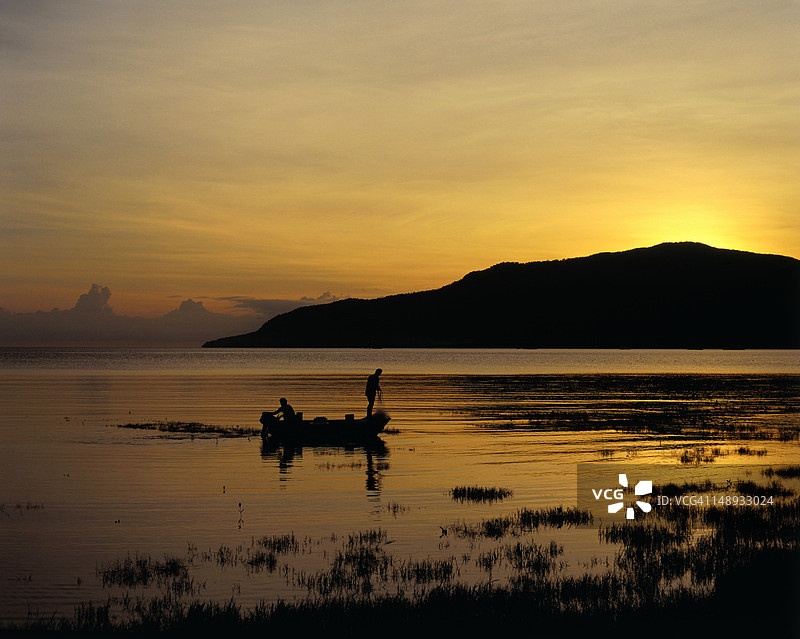 在凯恩斯三位一体湾日出时钓鱼图片素材