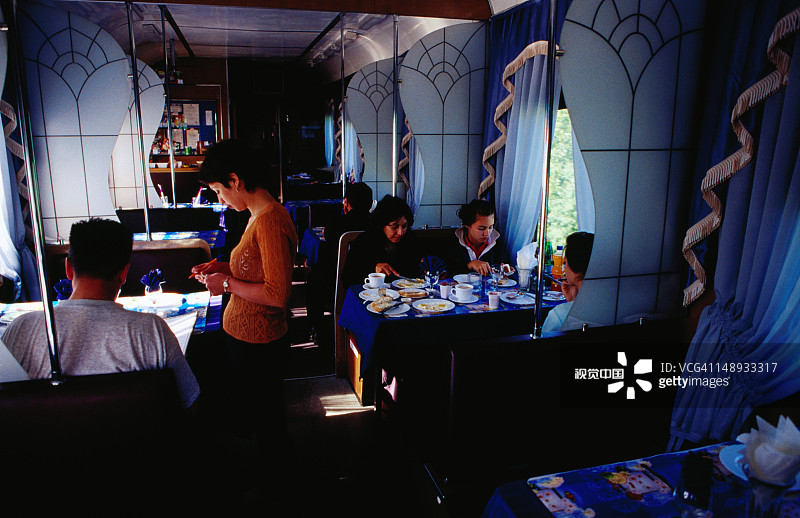 在西伯利亚铁路列车餐车上的乘客图片素材