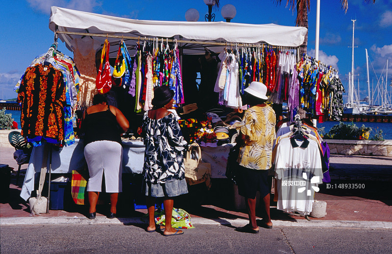 在海滨公共市场的手工艺品摊位上的顾客图片素材