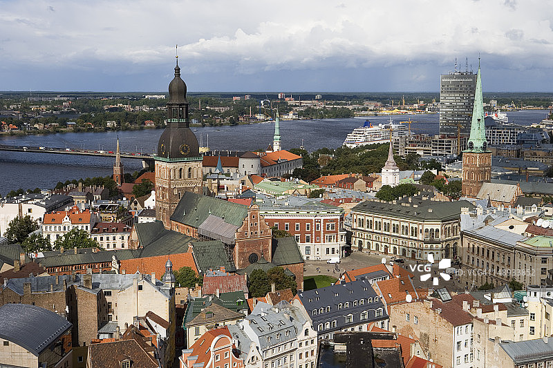 从圣约翰教堂尖顶俯瞰里加屋顶和“欧罗巴”号图片素材