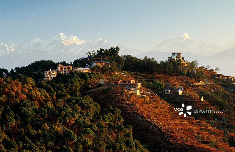 村庄与日出时的朗塘喜马拉雅山图片素材