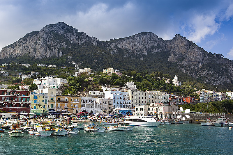 阿马尔菲海岸大码头与索拉罗山图片素材