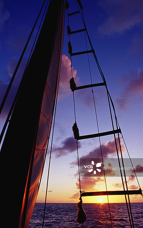 加勒比海圣巴茨岛日落时分，游艇上的帆与梯子的轮廓图片素材