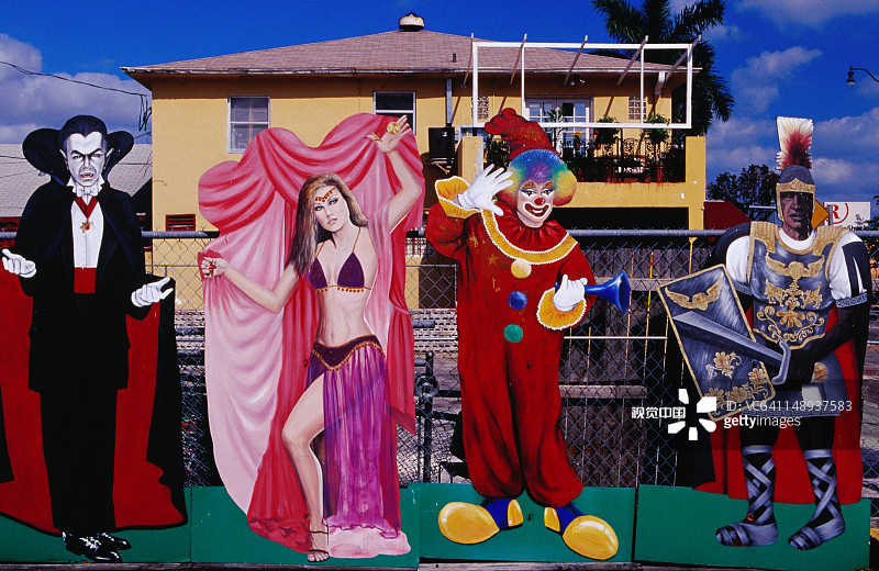 小哈瓦那服装店外的卡通立牌图片素材