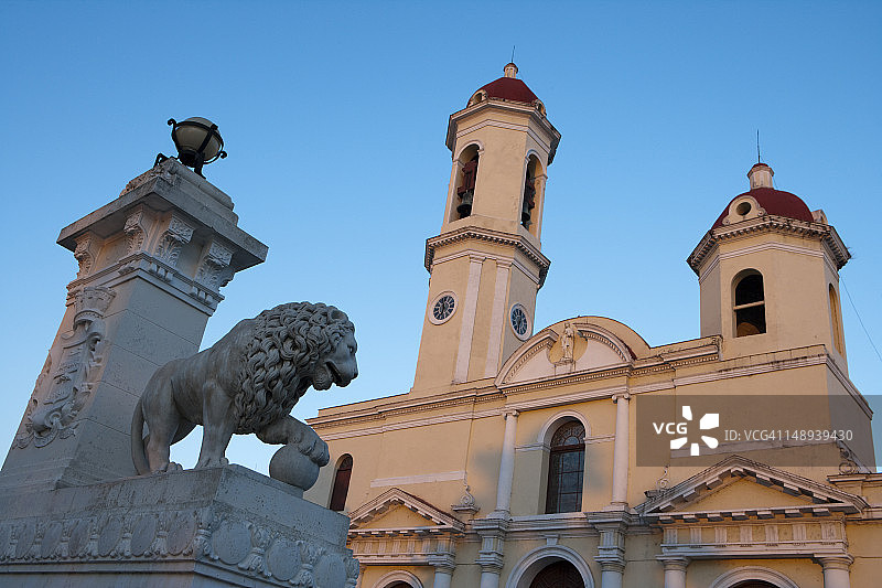 狮子雕塑和纯洁圣母大教堂图片素材