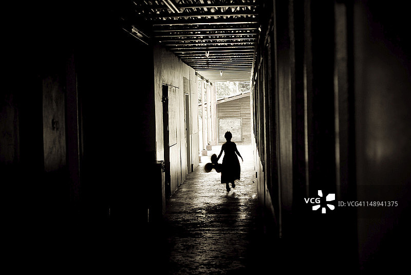 在小巷里拿着气球的女孩剪影图片素材