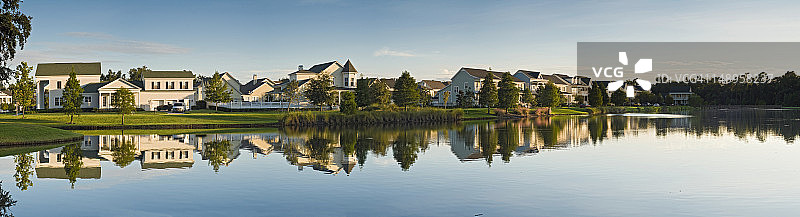 豪华湖岸住宅倒影图片素材