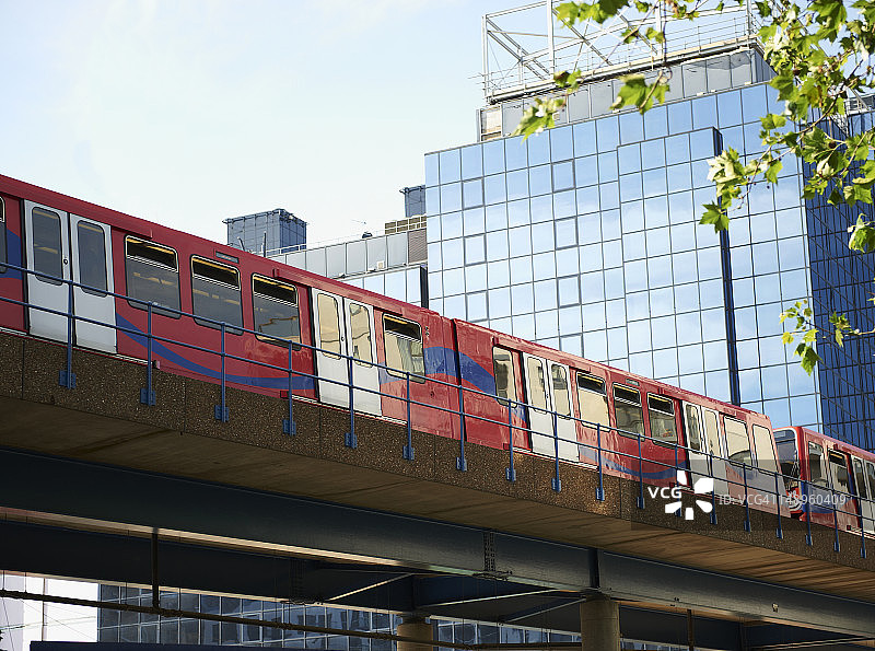 穿过城市的架空列车图片素材