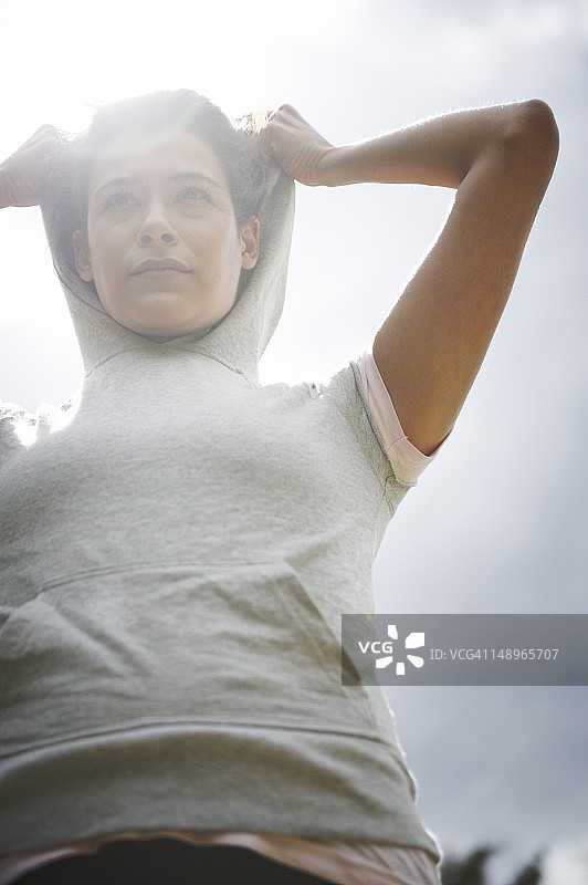 女人穿上连帽衫图片素材