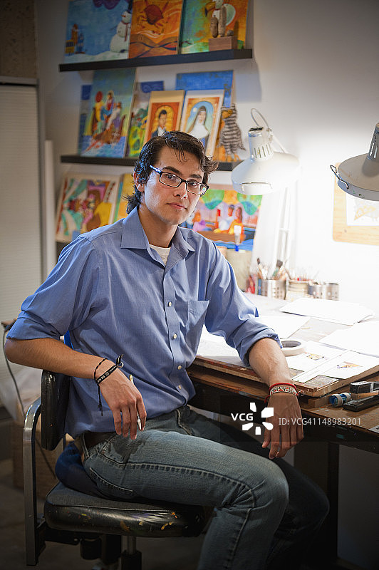 工作室里工作的插画师／艺术家图片素材