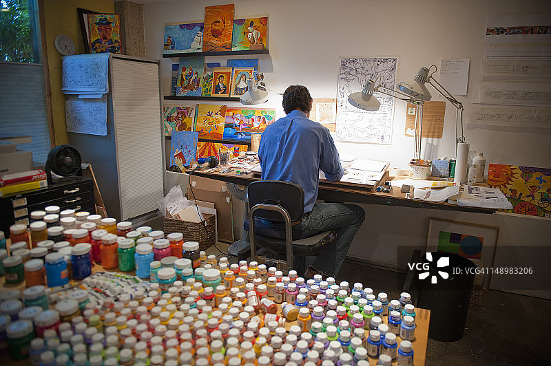 工作室里工作的插画师／艺术家图片素材