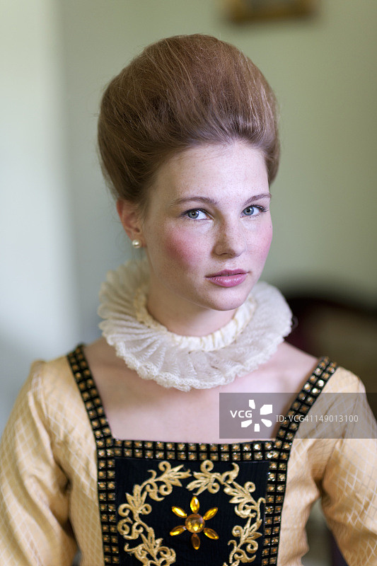 身穿伊丽莎白风格服装的年轻女人图片素材