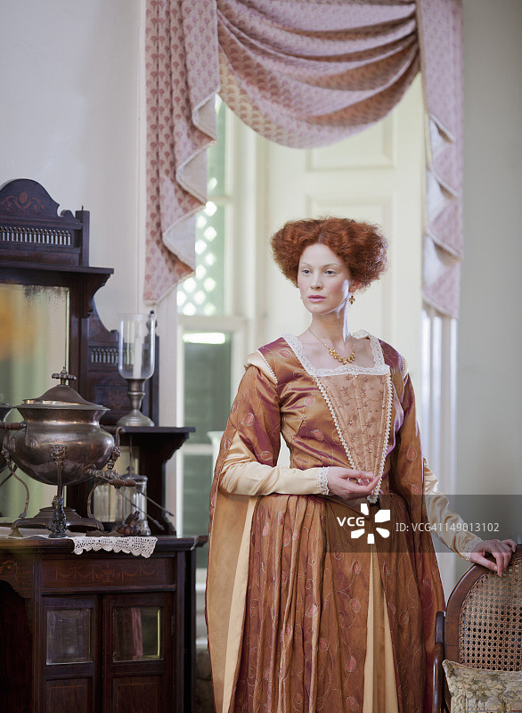 身着伊丽莎白时期服装的女子图片素材